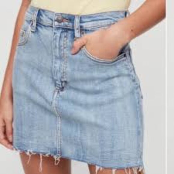 Aritzia Wilfred Free Medium Wash Raw Step Hem Denim Jean Skirt Size 6 - Picture 2 of 9